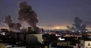 US bombing of Iran : होर्मुज पर फिर भड़की जंग, केशम द्वीप और बंदर अब्बास पर अमेरिका का एयर स्ट्राइक