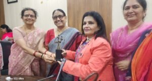 Bilasa college Alumni Association : संप्रेषणीयता , संभाषण और शारीरिक हाव-भाव का रखें ध्यान, आकर्षक दिखेगा आपका व्यक्तित्व – डा. प्रमिला राहलकर