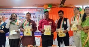 Independence Day Celebration : स्वतंत्रता सेनानियों से प्रेरणा लें – प्रवीण झा, स्वतंत्रता संग्राम सेनानियों को दी गई श्रद्धांजलि