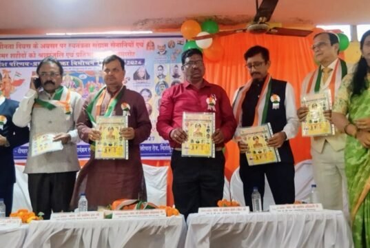 Independence Day Celebration : स्वतंत्रता सेनानियों से प्रेरणा लें – प्रवीण झा, स्वतंत्रता संग्राम सेनानियों को दी गई श्रद्धांजलि