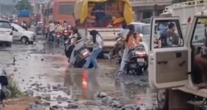 CG road engineering : ऐसा है छत्तीसगढ़ में NH का हाल, लोगों ने किया विरोध प्रदर्शन , इसी पर फंसी थी पवन साय की गाड़ी