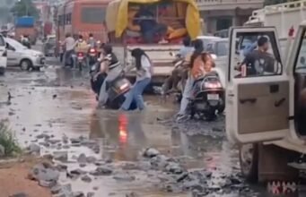 CG road engineering : ऐसा है छत्तीसगढ़ में NH का हाल, लोगों ने किया विरोध प्रदर्शन , इसी पर फंसी थी पवन साय की गाड़ी