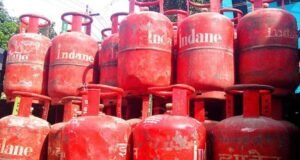 LPG cylinder prices reduced : LPG सिलेंडर 200 रुपए सस्ता, नई कीमतें 1 अगस्त से लागू