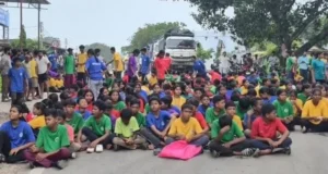 Eklavya School Students Protest : प्रिंसिपल और छात्रावास अधीक्षक को हटाने एकलव्य के बच्चे फिर बैठे सड़क पर, कोरबा-कटघोरा मार्ग पर लगा जाम