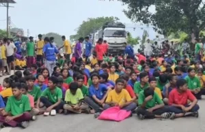 Eklavya School Students Protest : प्रिंसिपल और छात्रावास अधीक्षक को हटाने एकलव्य के बच्चे फिर बैठे सड़क पर, कोरबा-कटघोरा मार्ग पर लगा जाम