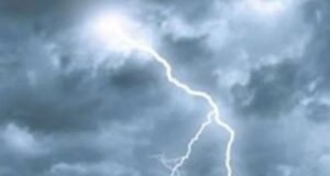 CG Weather Alert: छत्तीसगढ़ के इन जिलों में भारी बारिश के साथ आंधी-बिजली का अलर्ट, 65 KM की रफ्तार से चल सकती हैं हवाएं